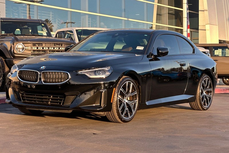 BMW 2 Series Vehicle Full-screen Gallery Image 07