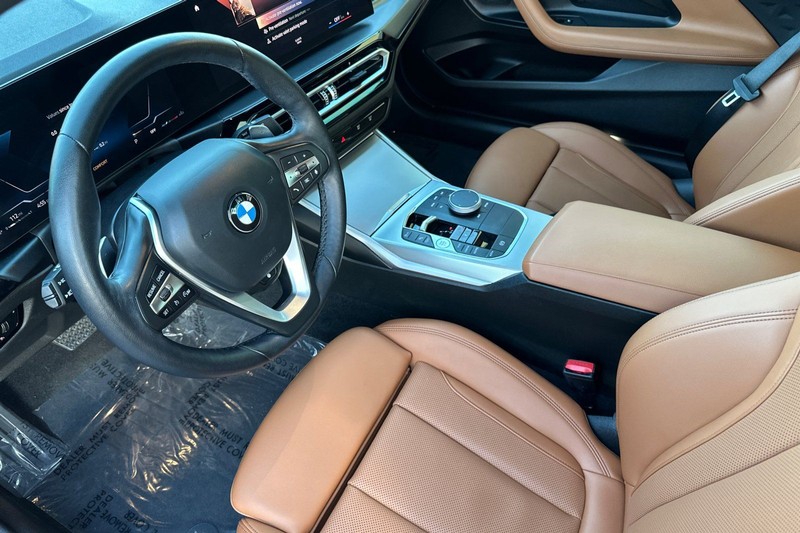 BMW 2 Series Vehicle Full-screen Gallery Image 09