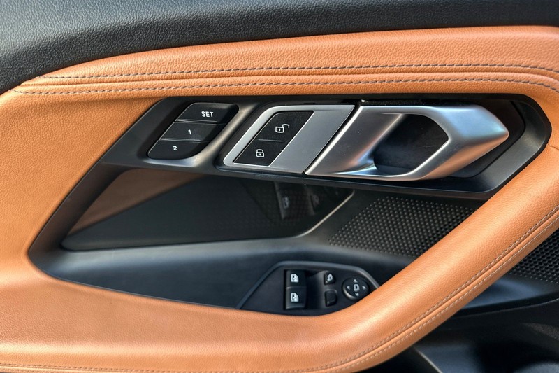 BMW 2 Series Vehicle Full-screen Gallery Image 10