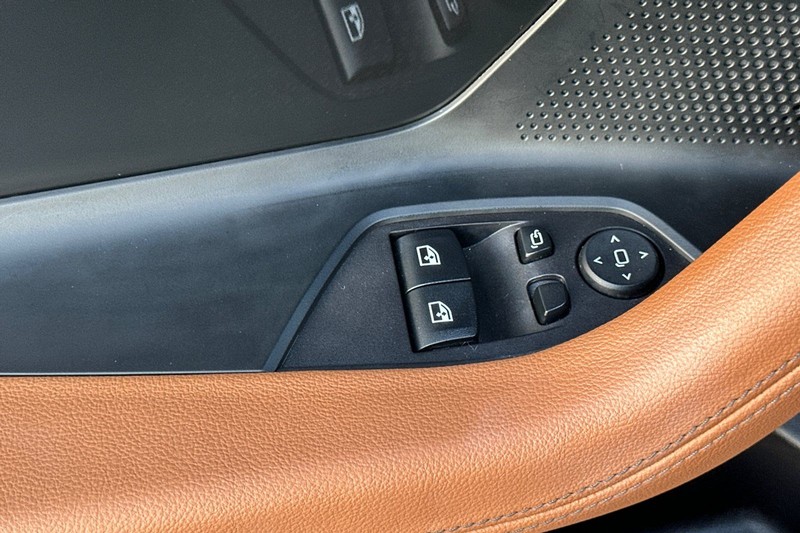 BMW 2 Series Vehicle Full-screen Gallery Image 11