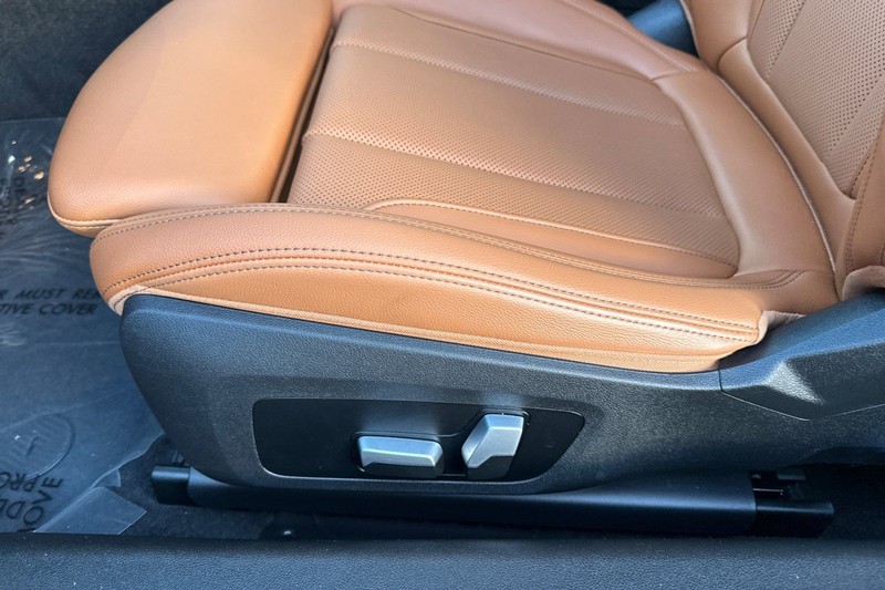 BMW 2 Series Vehicle Full-screen Gallery Image 12