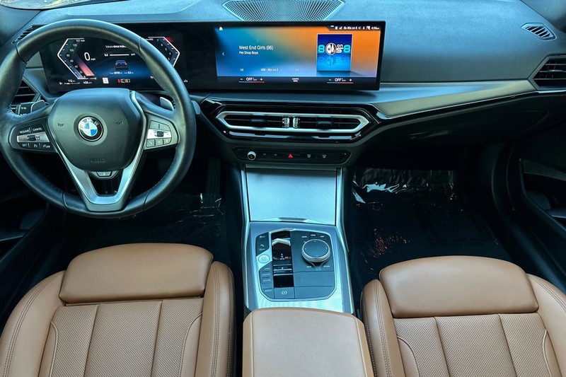 BMW 2 Series Vehicle Full-screen Gallery Image 14