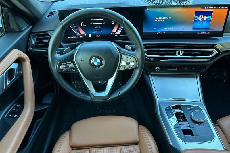 BMW 2 Series Vehicle Full-screen Gallery Image 15