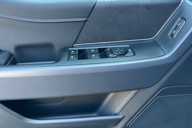 Ford F-150 Vehicle Full-screen Gallery Image 10