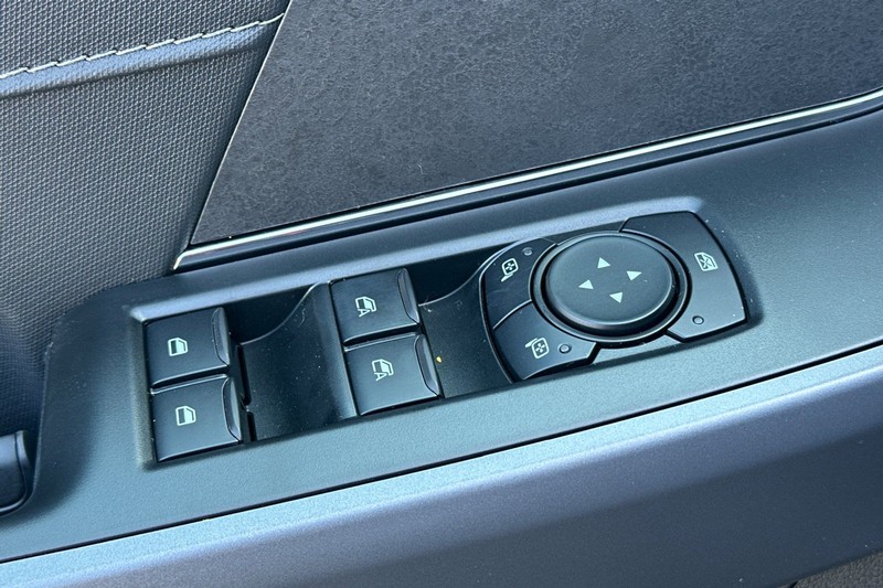 Ford F-150 Vehicle Full-screen Gallery Image 11