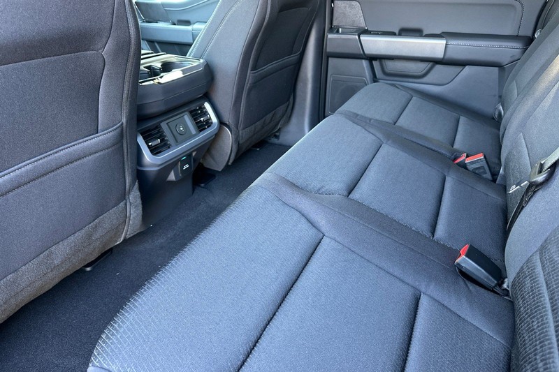 Ford F-150 Vehicle Full-screen Gallery Image 12