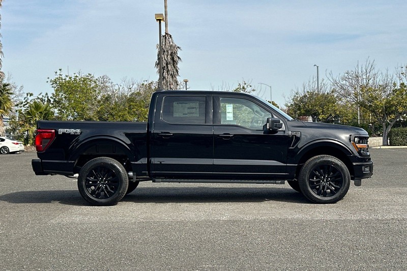 Ford F-150 Vehicle Full-screen Gallery Image 02