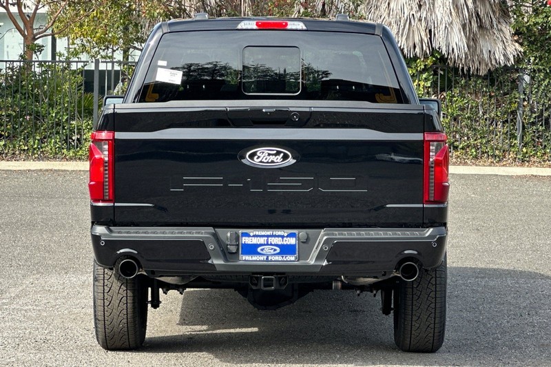 Ford F-150 Vehicle Full-screen Gallery Image 04