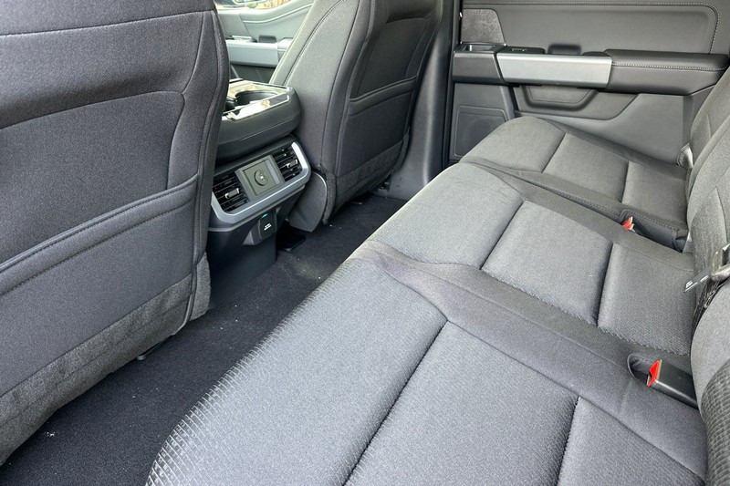 Ford F-150 Vehicle Full-screen Gallery Image 12