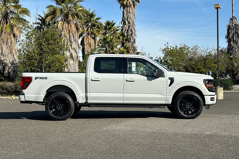 Ford F-150 Vehicle Full-screen Gallery Image 02