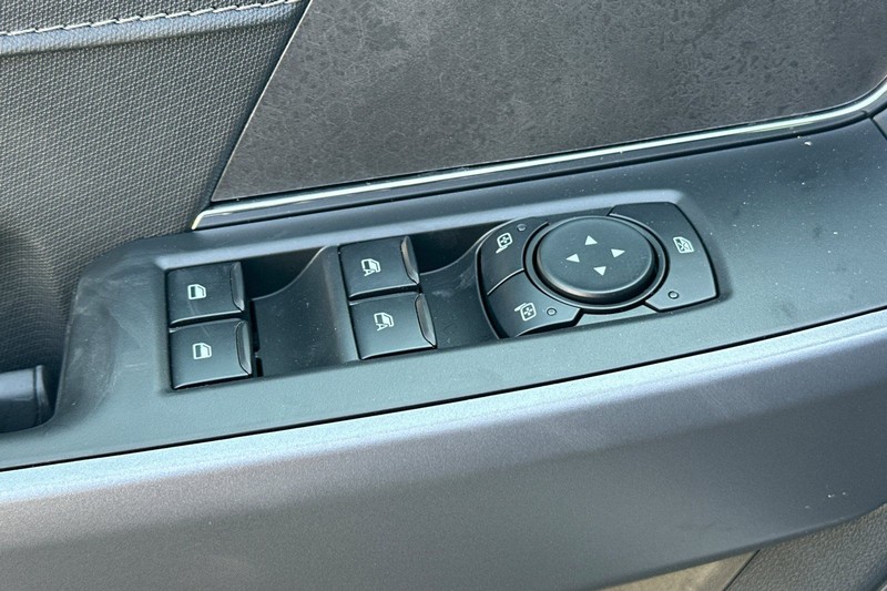 Ford F-150 Vehicle Full-screen Gallery Image 11