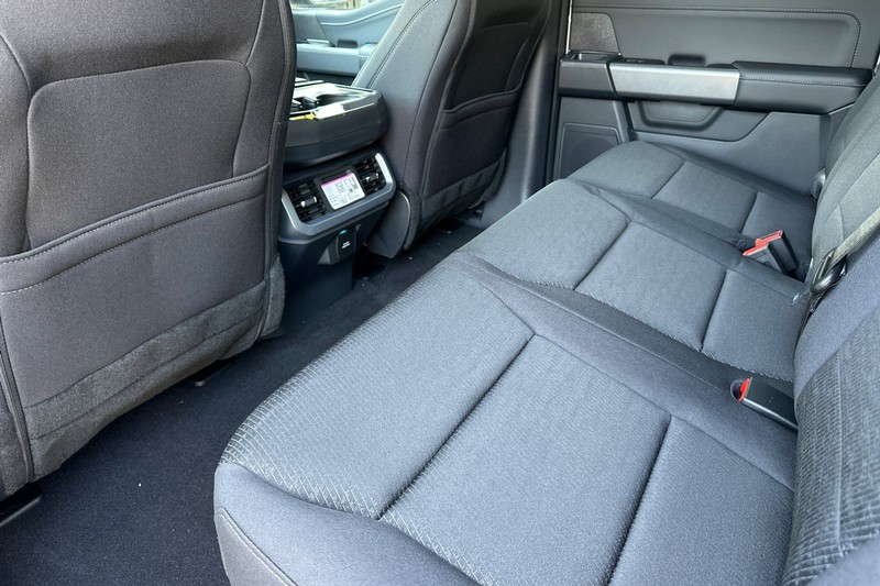 Ford F-150 Vehicle Full-screen Gallery Image 12