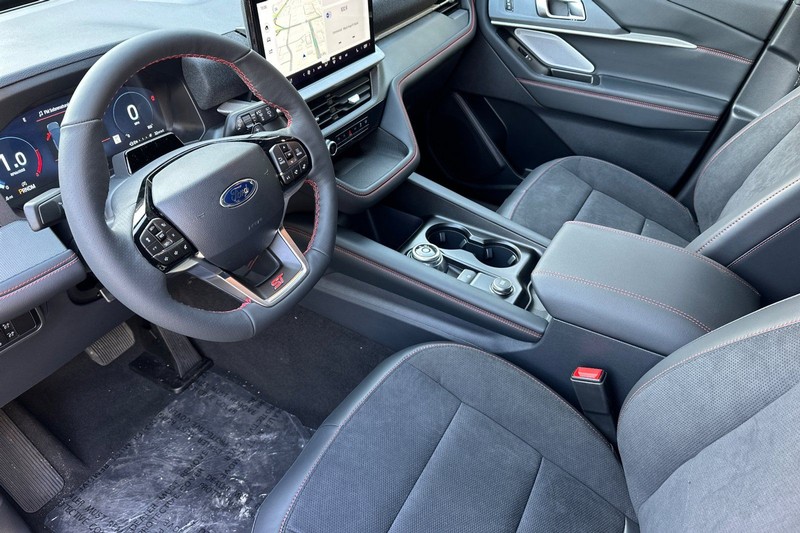 Ford Explorer Vehicle Full-screen Gallery Image 09