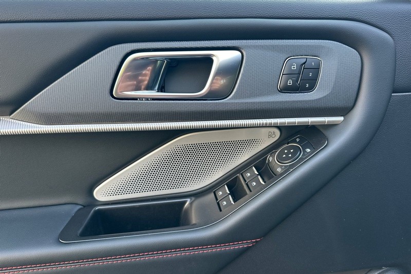 Ford Explorer Vehicle Full-screen Gallery Image 10