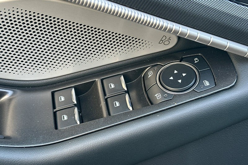 Ford Explorer Vehicle Full-screen Gallery Image 11