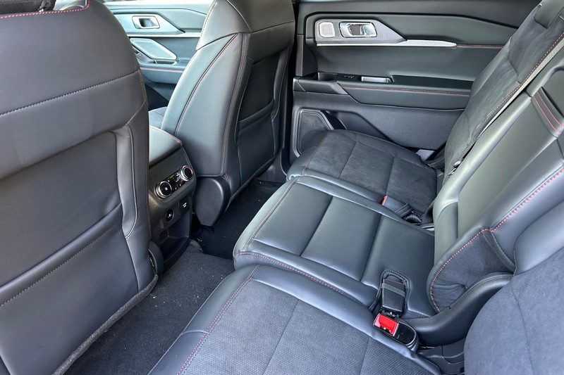 Ford Explorer Vehicle Full-screen Gallery Image 12