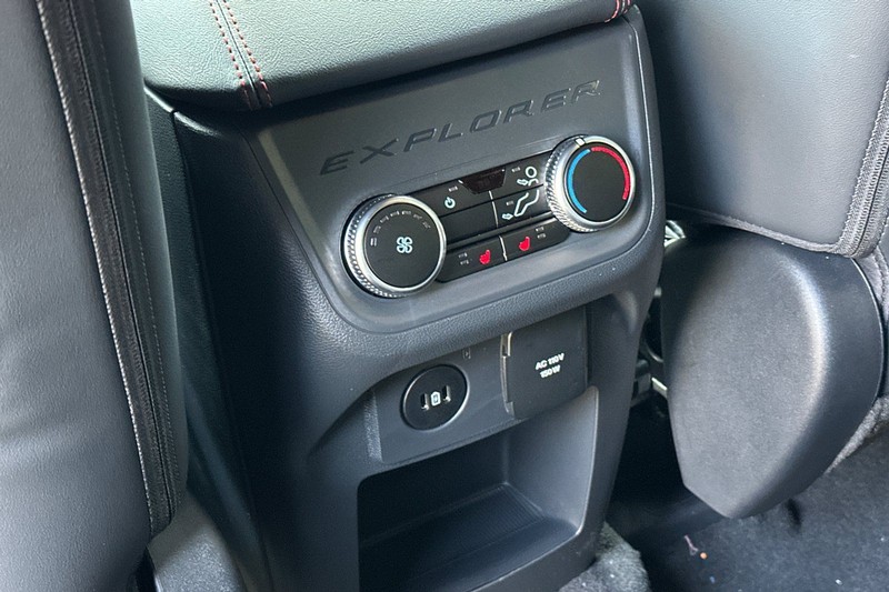 Ford Explorer Vehicle Full-screen Gallery Image 13