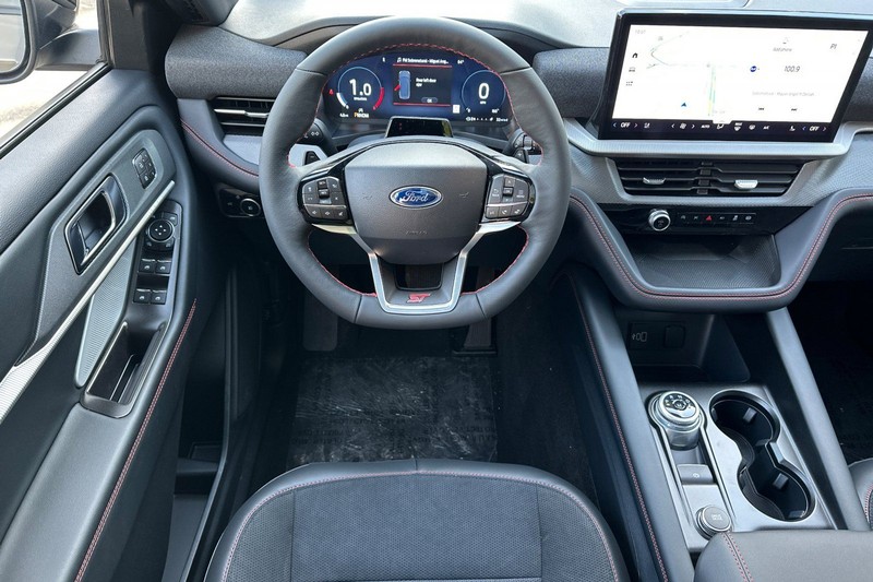 Ford Explorer Vehicle Full-screen Gallery Image 15