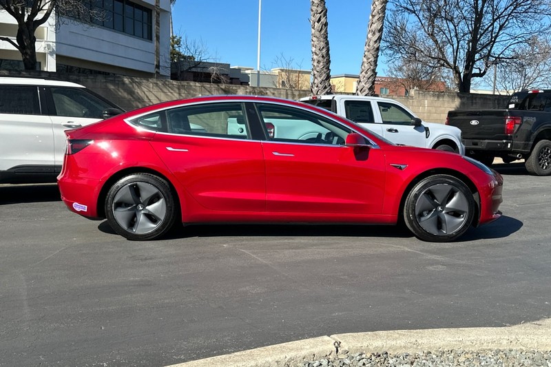 Tesla Model 3 Vehicle Full-screen Gallery Image 02