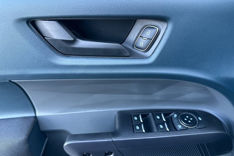 Ford Maverick Vehicle Full-screen Gallery Image 10