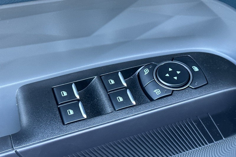 Ford Maverick Vehicle Full-screen Gallery Image 11