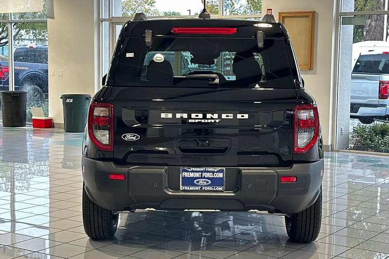 Ford Bronco Sport Vehicle Full-screen Gallery Image 04