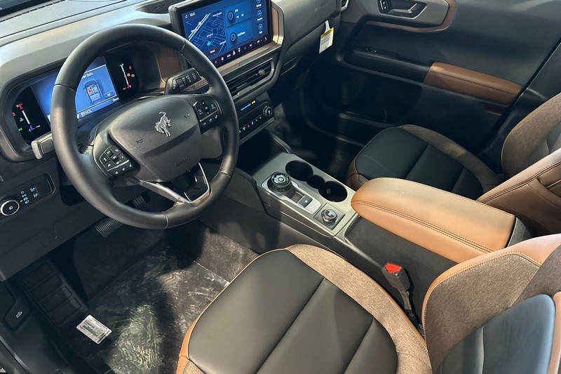 Ford Bronco Sport Vehicle Full-screen Gallery Image 09