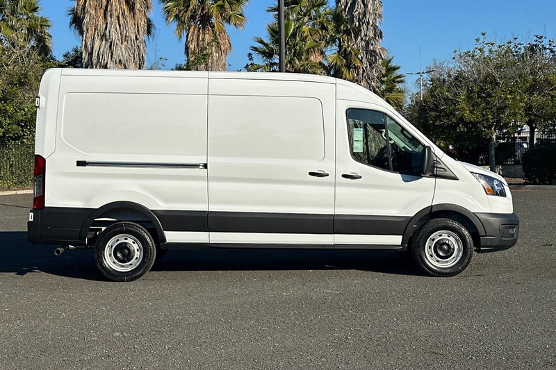 Ford Transit-250 Vehicle Full-screen Gallery Image 02