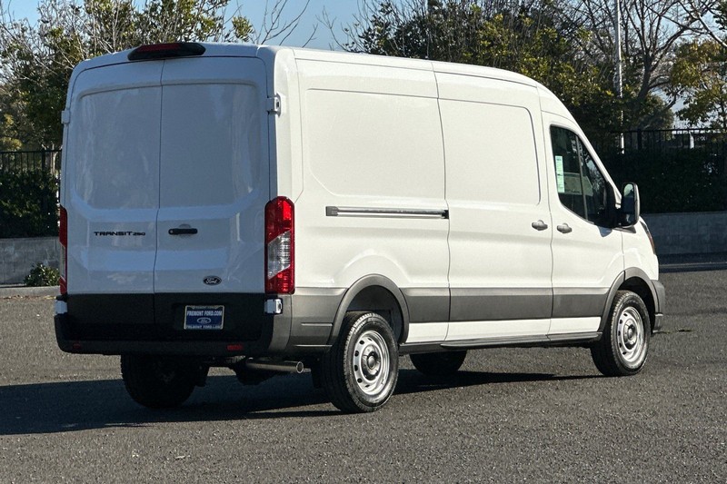 Ford Transit-250 Vehicle Full-screen Gallery Image 03