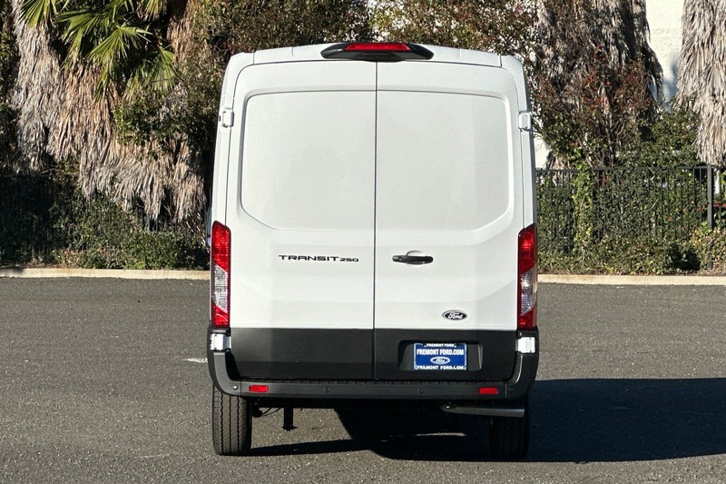 Ford Transit-250 Vehicle Full-screen Gallery Image 04