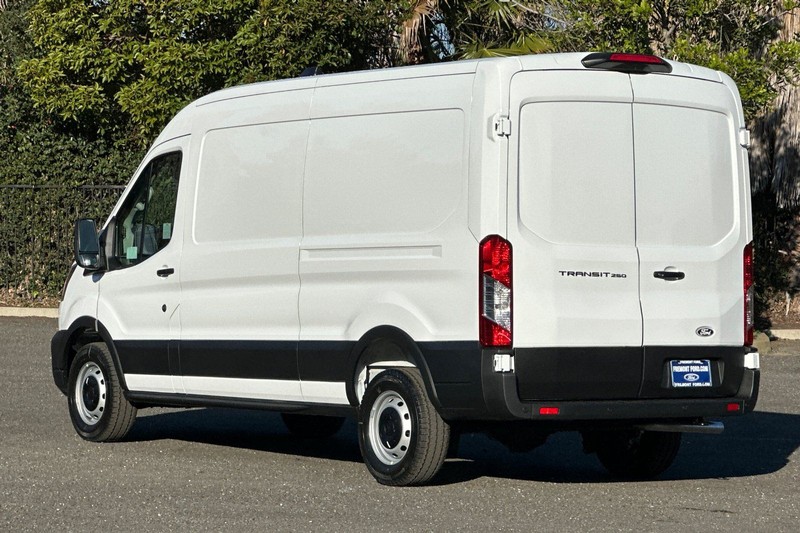 Ford Transit-250 Vehicle Full-screen Gallery Image 05