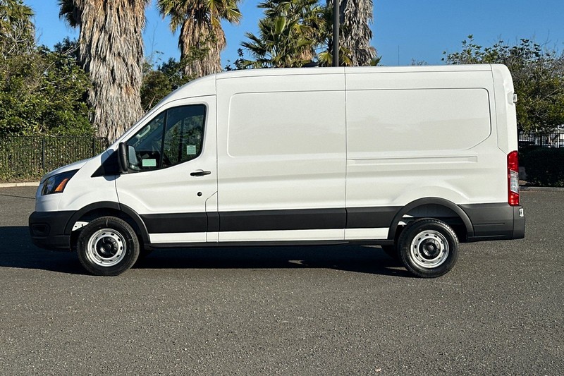 Ford Transit-250 Vehicle Full-screen Gallery Image 06