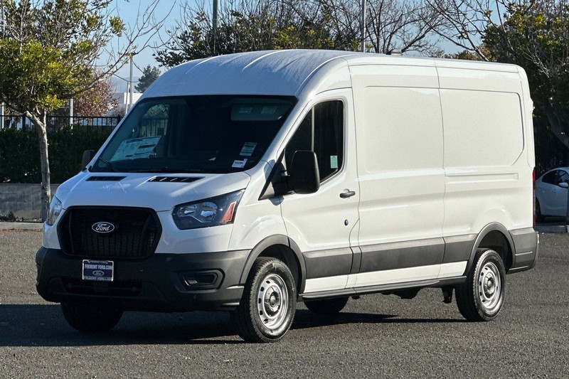 Ford Transit-250 Vehicle Full-screen Gallery Image 07