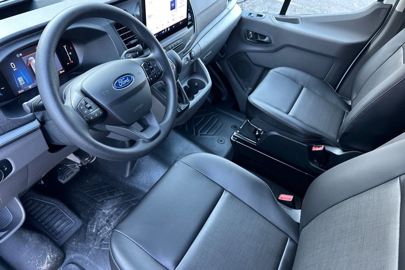 Ford Transit-250 Vehicle Full-screen Gallery Image 09