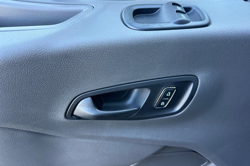 Ford Transit-250 Vehicle Full-screen Gallery Image 10