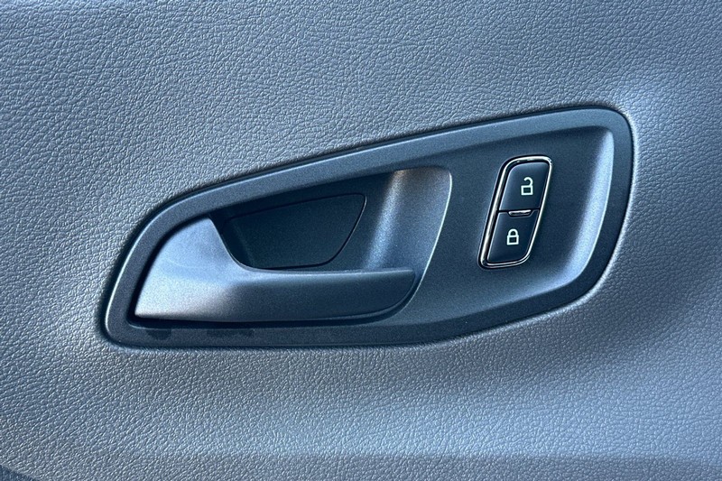 Ford Transit-250 Vehicle Full-screen Gallery Image 11