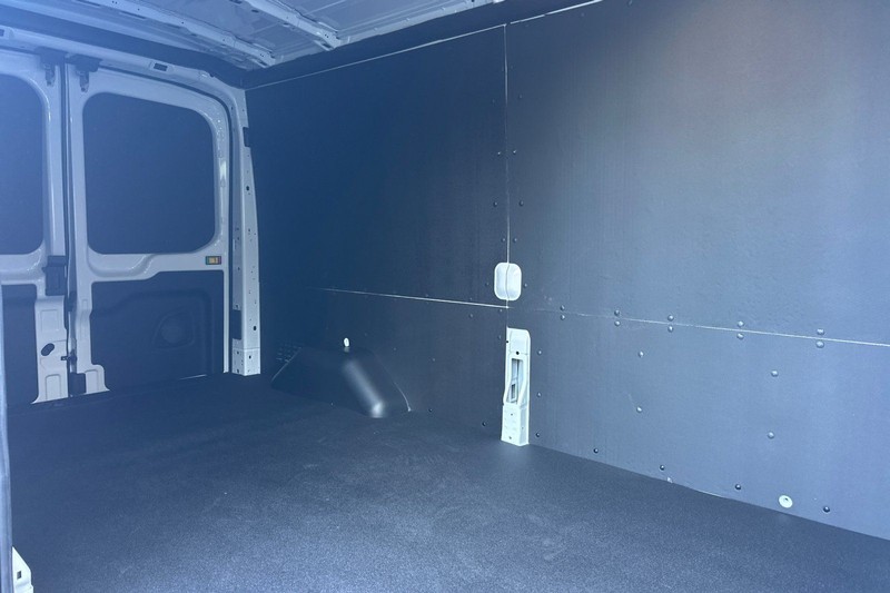 Ford Transit-250 Vehicle Full-screen Gallery Image 12