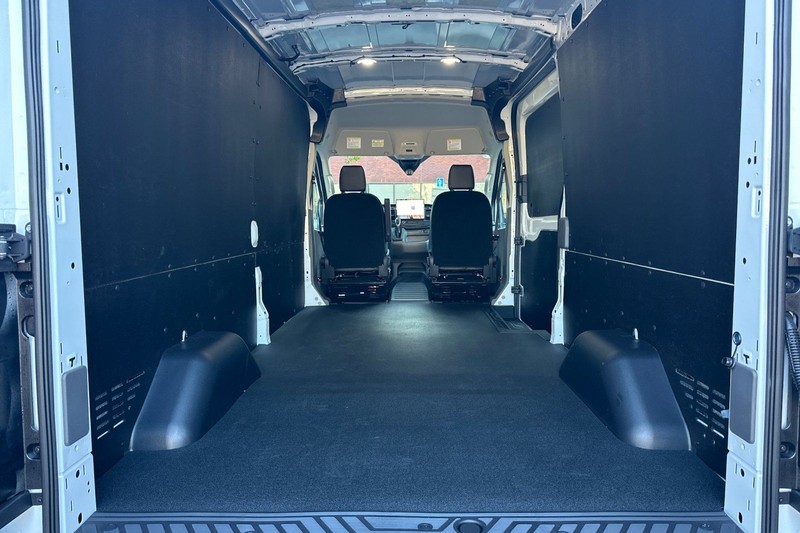 Ford Transit-250 Vehicle Full-screen Gallery Image 15