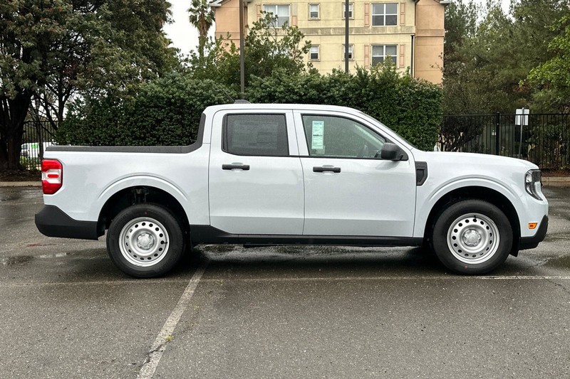 Ford Maverick Vehicle Full-screen Gallery Image 02