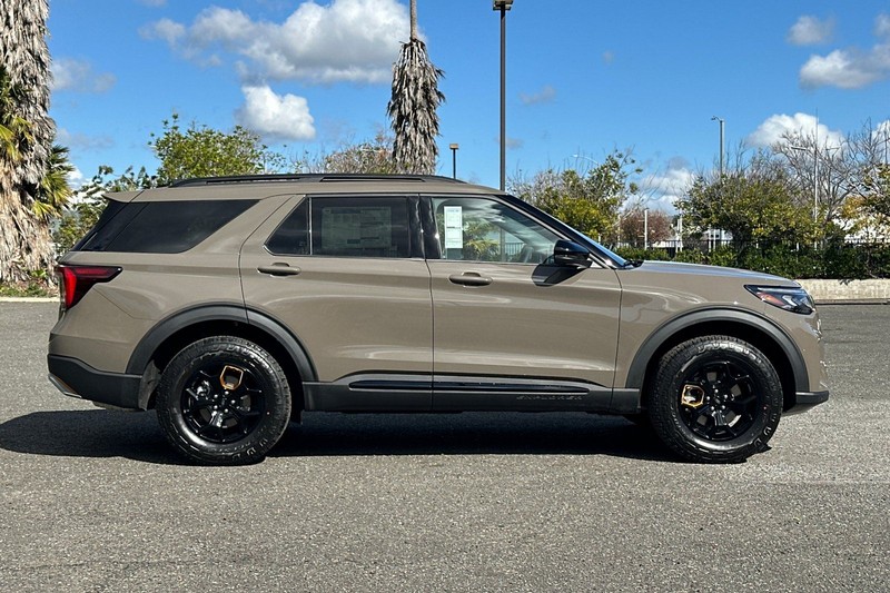 Ford Explorer Vehicle Full-screen Gallery Image 02