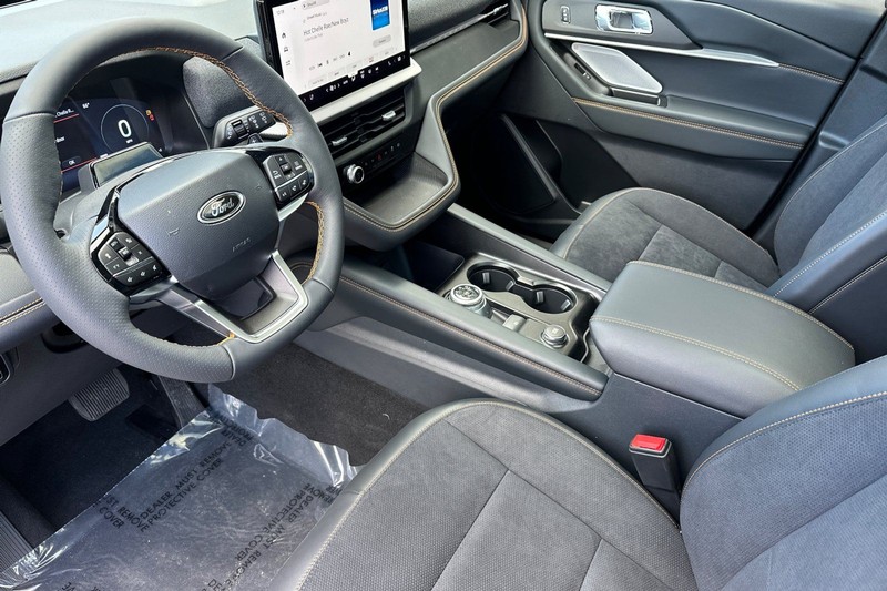 Ford Explorer Vehicle Full-screen Gallery Image 09