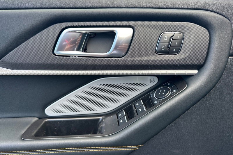 Ford Explorer Vehicle Full-screen Gallery Image 10