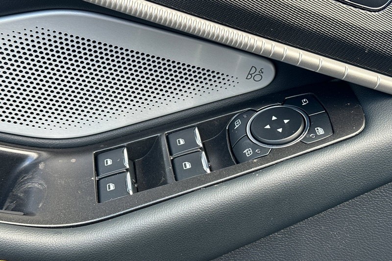 Ford Explorer Vehicle Full-screen Gallery Image 11