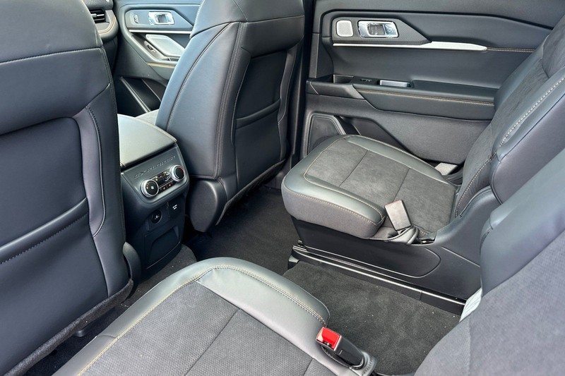 Ford Explorer Vehicle Full-screen Gallery Image 12