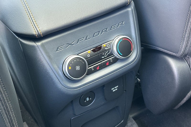 Ford Explorer Vehicle Full-screen Gallery Image 13