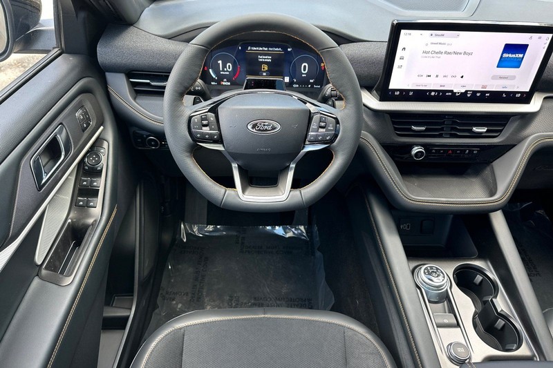 Ford Explorer Vehicle Full-screen Gallery Image 15