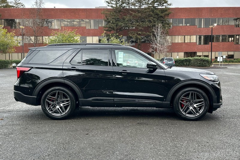 Ford Explorer Vehicle Full-screen Gallery Image 02