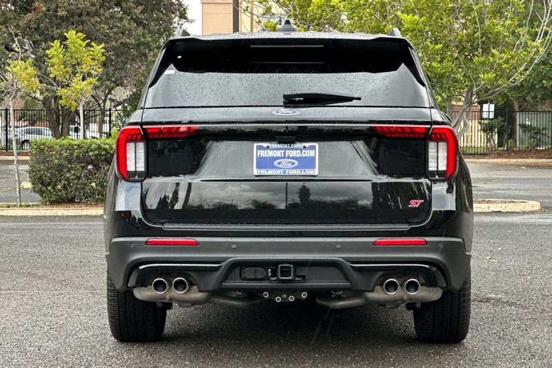 Ford Explorer Vehicle Full-screen Gallery Image 04