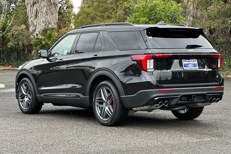 Ford Explorer Vehicle Full-screen Gallery Image 05