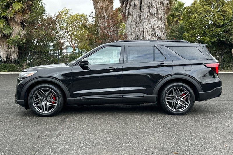 Ford Explorer Vehicle Full-screen Gallery Image 06